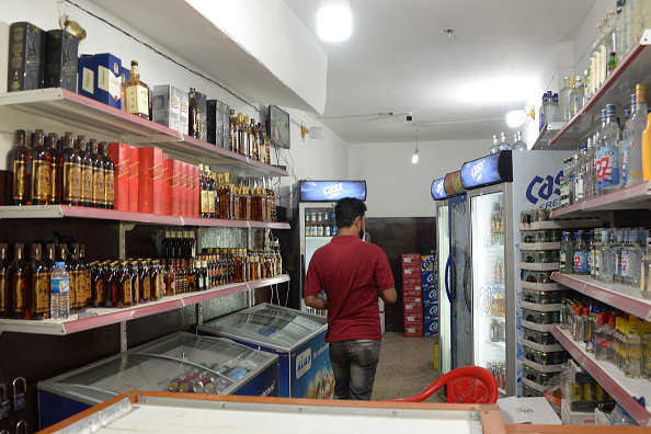 -Un homme irakien achète de l'alcool dans un magasin de la deuxième ville irakienne de Mossoul le 17 octobre 2018. La ville irakienne a souffert pendant trois ans du règne du groupe État islamique, qui punissait l'alcool au fouet, voire pire. Photo ZAID AL-OBEIDI / AFP / Getty Images.