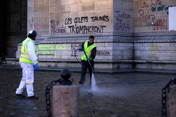 Le lendemain du rassemblement des "gilets jaunes" à Paris.      (Photo : GEOFFROY VAN DER HASSELT/AFP/Getty Images)