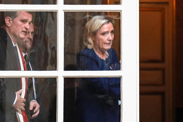 Marine Le Pen quitte l’Hôtel de Matignon après une entrevue le 3 décembre avec le Premier ministre (JACQUES DEMARTHON/AFP/Getty Images)