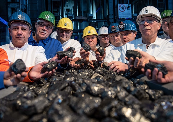 -Des mineurs posent avec du charbon sur le dernier puits creusé dans l'ouest de l'Allemagne. Les dernières mines de charbon d’Allemagne qui devraient fermer à la fin de 2018. Photo BERND THISSEN / AFP / Getty Images.