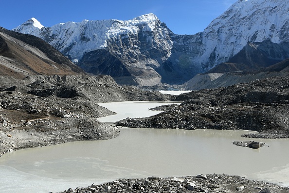 -Une vue générale du canal de sortie contrôlée du lac glaciaire Imja dans la région de l'Everest, à quelque 140 km au nord-est de Katmandou. Photo PRAKASH MATHEMA / AFP / Getty Images.