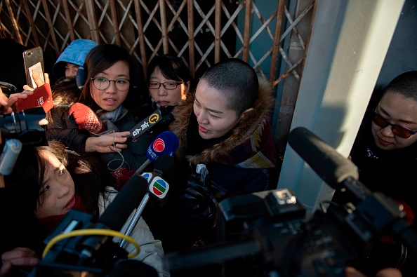 -Li Wenzu épouse de l'avocat des droits de l'homme, Wang Quanzhang, qui a été jugée à Tianjin après sa détention ", a parlé aux médias alors qu'elle protestait contre la détention de son mari, devant le tribunal de grande instance du peuple Hongsecun, à Pékin, le 28 décembre -2018. Photo NICOLAS ASFOURI / AFP / Getty Images.