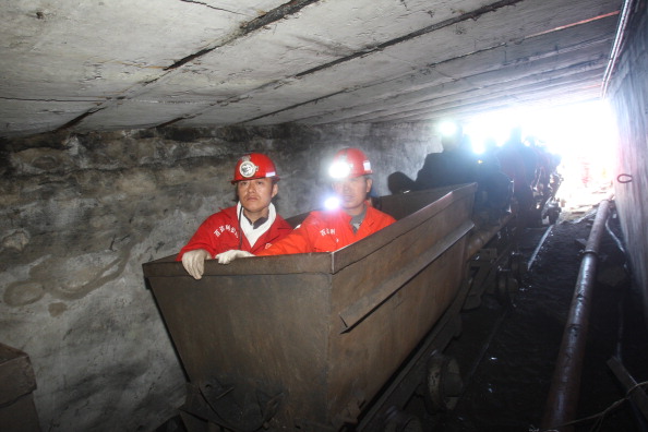 -Illustration- Les sauveteurs se préparent à entrer dans une mine de charbon inondée pour secourir les travailleurs pris au piège dans la mine de charbon ont disparu depuis le 13 décembre dans l'État indien reculé du Meghalaya (nord-est). Photo de VCG / VCG via Getty Images.