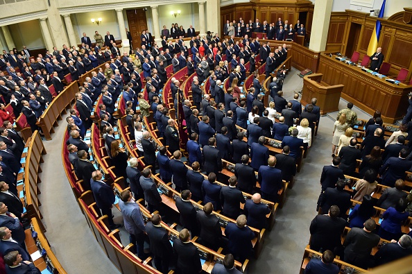 -Le Parlement ukrainien a voté jeudi une loi obligeant l'Eglise orthodoxe ukrainienne liée au Patriarcat de Moscou à mentionner cette allégeance dans sa dénomination officielle. Photo SERGEI SUPINSKY / AFP / Getty Images.