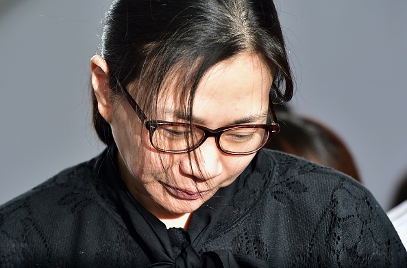 -L'ancienne dirigeante de Korean Air (KAL), Cho Hyun-Ah, est encerclé par des journalistes après avoir été condamné à une peine de prison avec sursis. Photo JUNG YEON-JE / AFP / Getty Images.