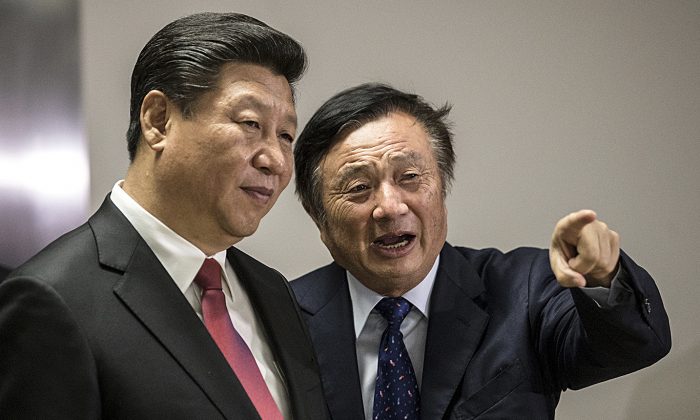 Le président de Huawei, Ren Zhengfei (à droite), fait visiter au dirigeant chinois Xi Jinping les bureaux de l'entreprise de technologie à Londres le 21 octobre 2015. (MATTHEW LLOYD/AFP/Getty Images)