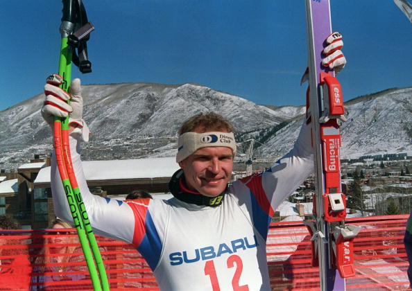 -Le skieur luxembourgeois Marc Girardelli célèbre après avoir remporté le titre de la Coupe du monde de descente masculine le 17 février 1989 à Aspen. Photo CHRIS WILKINS / AFP / Getty Images.