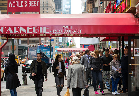 -New York, la célèbre épicerie fine, connue pour ses grands sandwichs au pastrami et au bœuf salé, a annoncé une ouverture exceptionnelle. Photo de Drew Angerer / Getty Images.
