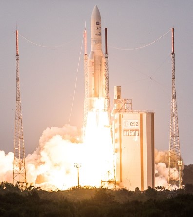 -Mardi de Kourou, en Guyane française, la fusée Ariane V décollera pour mettre en orbite deux satellites, l’un pour l’Inde et l’autre pour la Corée du Sud. Photo JODY AMIET / AFP / Getty Images.