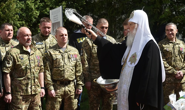 -Le patriarche de l'Eglise orthodoxe ukrainienne (Patriarcat de Kiev) Filaret bénit des soldats ukrainiens combattant des séparatistes pro-russes dans l'est de l'Ukraine. Photo SERGEI SUPINSKY / AFP / Getty Images.