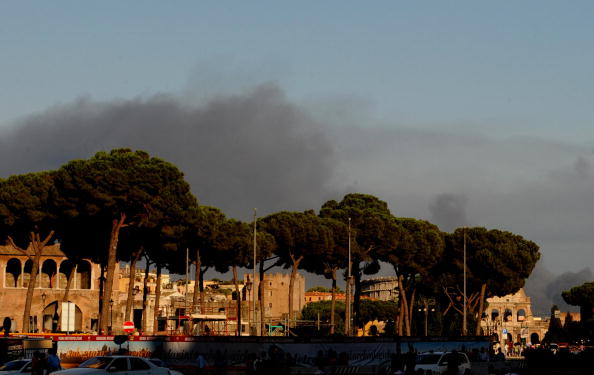 -Un incendie s’est déclaré dans un hangar de 2.000 m2 appartenant à l'AMA, l'entreprise municipale de gestion des déchets de la capitale italienne, Rome. Photo TIZIANA FABI / AFP / Getty Images.