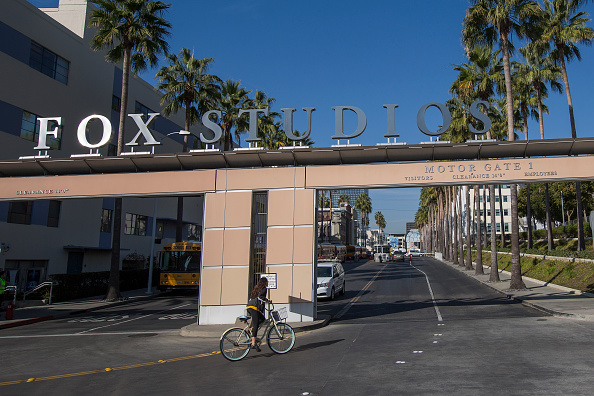 -L’entrée principale de Fox Studios acheté par la Compagnie Walt Disney le 14 décembre 2017 à Los Angeles, en Californie. L’accord porte sur des studios d’une valeur de 52,4 milliards de dollars. Photo de David McNew / Getty Images.
