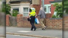 Un policier britannique est filmé en train d’aider un homme de 83 ans avec de lourds sacs à provisions, jusqu’à la maison