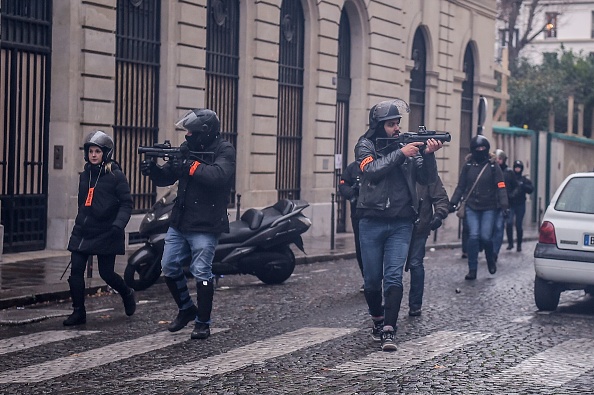 Le 15 décembre à Paris, en plein rassemblement des « gilets jaunes », un policier s’est arrêté pour prendre dans ses bras une manifestante et l’embrasser. Crédit : LUCAS BARIOULET/AFP/Getty Images.