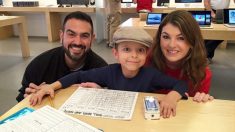 Une mère pense que son fils atteint d’une maladie du cerveau a des ennuis au magasin Apple jusqu’à ce que le personnel lui remette un cadeau