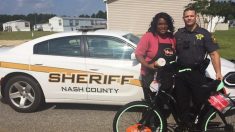 Un policier bienveillant surprend une femme qui fait 19 km à pied pour se rendre au travail avec une nouvelle paire de roues