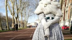 L’accès au château de Versailles lui est refusé à cause de sa robe inspirée de la mode du XIXe siècle
