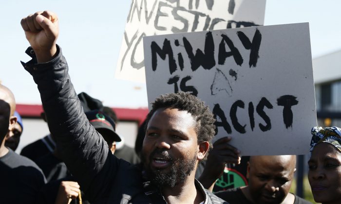 Andile Mngxitama, chef de Black First Land First (BLF) « les noirs en premier, le pays en premier », brandit son poing lors d'un piquet de grève devant les bureaux de la MiWay Insurance Company à Centurion, le 21 juillet 2017. (Phill Magakoe/AFP/Getty Images