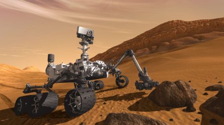 Un robot de la NASA, Rover Curiosity, repère des objets « brillants » sur Mars, les scientifiques procèdent à des examens d’analyse
