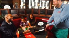 Un restaurant britannique expérimente une nouvelle formule : repas gratuits pour les enfants si les parents n’utilisent pas leur téléphone