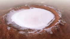 Un cratère géant rempli de glace découvert à la surface de Mars