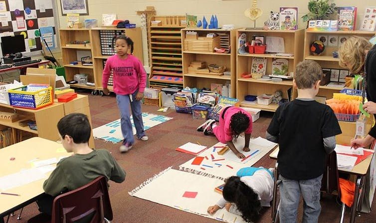 Dans la pédagogie Montessori, l'adulte doit aider l'enfant à faire par lui-même. (Bunche Montessori, Fort Wayne, Indiana, CC BY)