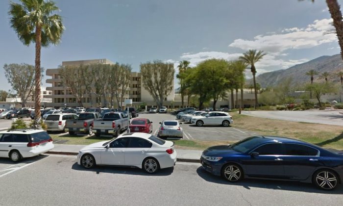 Angela Johnson est hospitalisée au Desert Regional Medical Center à Palm Springs, Californie, comme on l'a vu ci-dessus (Google Street View).
