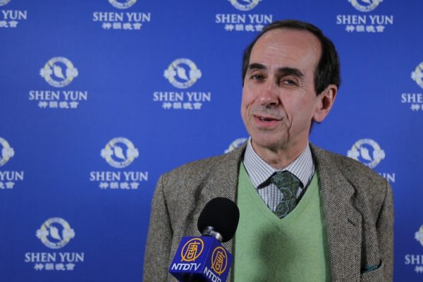Un gestionnaire de patrimoine conquis par l’aspect divin et « la grâce onctueuse » de Shen Yun 