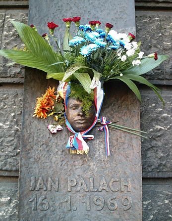 Monument en l'honneur de l'étudiant Jan Palach. Photo Wikipédia de Palach de la Vila.