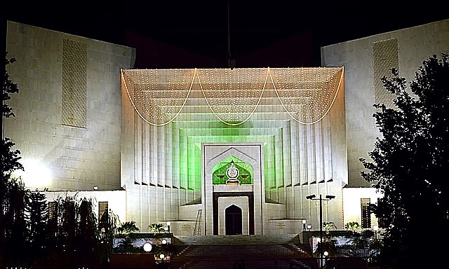 -La Cour suprême du Pakistan, éclairée le 14 août 2018. Photo Wikipédia de Tahir Sultan Bhutta.