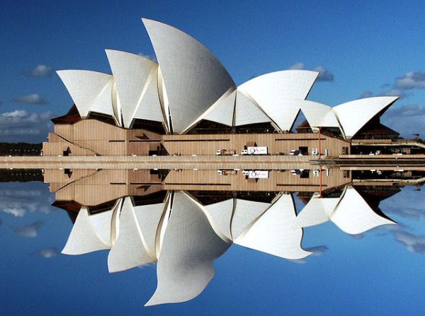 L'Opéra de Sydney a capturé un reflet déformé à la surface de l'eau le 17 juin 2004. (Bernard Spragg/Flickr) 