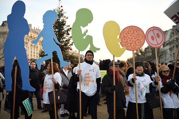 Des milliers d'opposants à l'avortement sont attendus dimanche 21 janvier à Paris, 13e « Marche pour la vie », pour dire « stop à la banalisation de l'IVG ».       (Photo ERIC FEFERBERG/AFP/Getty Images)