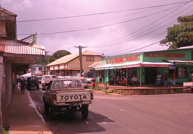 -Un aperçu d'un village de Tonga. Photo Wikipédia de Peter Gill / UK.