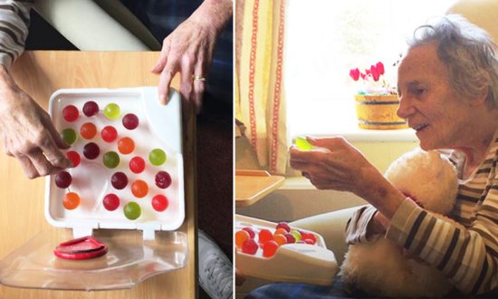 Les Jelly Drops sont une petite ‘ friandise d'eau comestible’ primée qui aide les patients atteints de démence à rester hydratés. (Facebook | Jelly Drops)