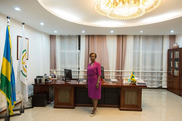 -La ministre rwandaise des Affaires étrangères, Louise Mushikiwabo, pose le 2 août 2018 après un entretien avec l'AFP dans son bureau à Kigali, au sujet de sa candidature à la direction de l'organisation de la Francophonie International. Photo JACQUES NKINZINGABO / AFP / Getty Images.