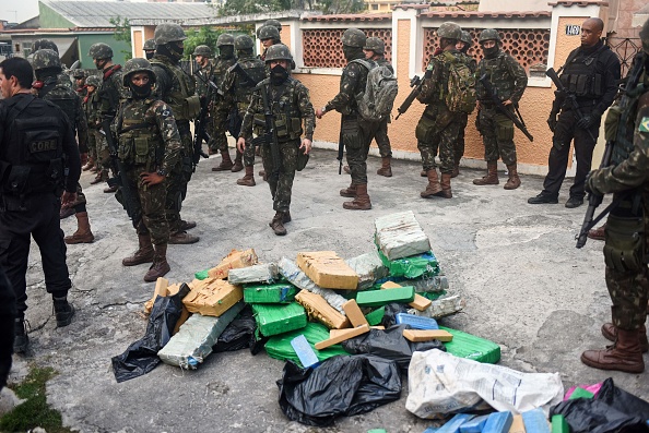-Illustration-Des soldats saisissent une grande quantité de drogue dans la favela Complexa de Alemao, à Rio de Janeiro, au Brésil, le 22 août 2018. Photo ABIO TEIXEIRA / AFP / Getty Images.