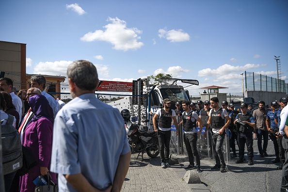 -En Turquie les arrestations vont bon train. Un tribunal turc a ordonné à 24 travailleurs et militants syndicaux de rester en prison après avoir été placés en détention dans le cadre d'une répression massive à la suite de manifestations sur les conditions de travail. Photo OZAN KOSE / AFP / Getty Images.