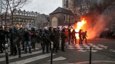 « Gilets jaunes » acte VIII: heurts et incendies sur le boulevard Saint-Germain à Paris