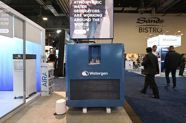 -Le 9 janvier 2019 à Las Vegas à la Convention Center, dans le Nevada. La technologie du  GEN-350 est présentée et peut générer jusqu'à 600 litres d'eau potable chaque jour en utilisant l'eau de l'air. Photo ROBYN BECK / AFP / Getty Images.