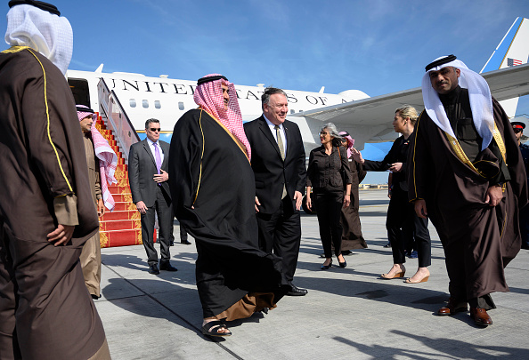 -Le ministre des Affaires étrangères du Bahreïn, Khalid bin Ahmed Al Khalifa, accueille le secrétaire d'État américain Mike Pompeo après son arrivée à l'aéroport international de Manama, le 11 janvier 2019. Photo de ANDREW CABALLERO-REYNOLDS / AFP / Getty Images.