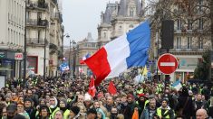 À Paris, plusieurs milliers de « gilets jaunes » manifestent dans le calme