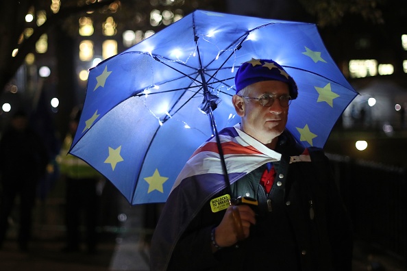 -Le 14 janvier 2019, à Westminster, dans le centre de Londres, un défenseur de partisans de l'Union européenne sous un drapeau européen se trouve près du Parlement. Photo DANIEL LEAL-OLIVAS / AFP / Getty Images.
