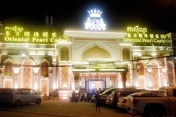 -Cette photo prise le 13 décembre 2018 montre l'un des nombreux établissements de casinos chinois de Sihanoukville, capitale de la côte de la province de Preah Sihanouk s’installer au Cambodge. Photo TANG CHHIN SOTHY / AFP / Getty Images.