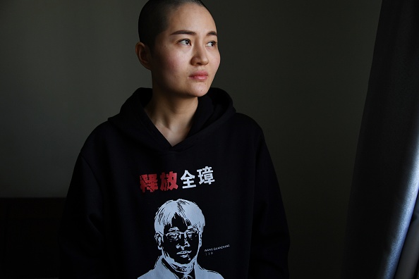 Portant un sweat à capuche noir sur lequel est imprimé le nom et le visage de son mari, Li Wenzu s'est dite "très inquiète" pour la santé de Wang Quanzhang. (GREG BAKER/AFP/Getty Images)
