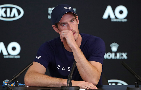-Andy Murray de la Grande-Bretagne s’exprime, les larmes aux yeux, lors d'une conférence de presse avant l'Open d'Australie à Melbourne Park le 11 janvier 2019. Photo de Scott Barbour / Getty Images.