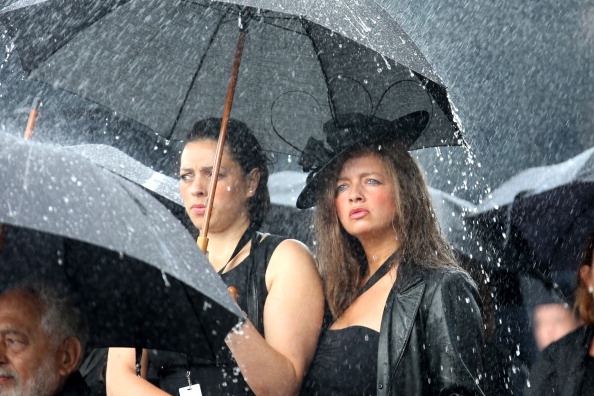 -Des cinéastes créent une pluie artificielle pour les besoins d’un film. Photo de Christopher Furlong / Getty Images.