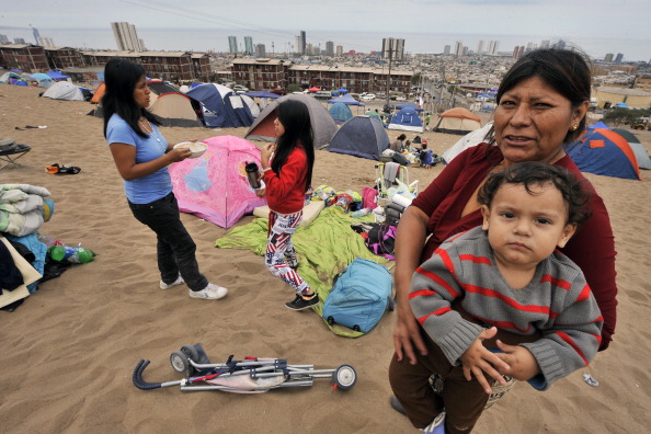 -Illustration- Les familles restent sur les dunes de sable entourant Iquique, à 1 950 km au nord de Santiago craignant que leurs maisons ne s'effondrent à la suite d'un tremblement de terre et de plusieurs répliques. Photo CRIS BOURONCLE / AFP / Getty Images.