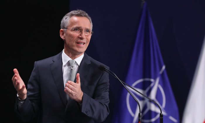 Jens Stoltenberg, le secrétaire général de l'OTAN, s'adresse aux médias lors du Sommet de l'OTAN à Varsovie, en Pologne, le 9 juillet 2016. (Sean Gallup/Getty Images)