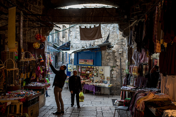 -Israël -un homme s'apprête à fermer son magasin dans le quartier de la vieille ville à Jérusalem, en Israël. Photo par Chris McGrath / Getty Images.