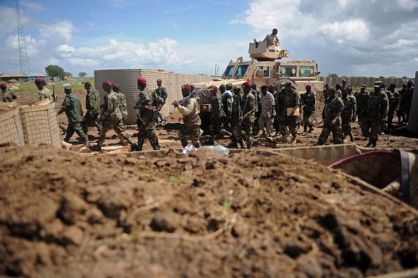-Plus de 500 soldats des forces américaines s'associent à la Mission de l'Union africaine en Somalie (AMISOM) et aux forces de sécurité nationales somaliennes dans le cadre d'opérations antiterroristes et mène de fréquents raids dans toute la Somalie. Photo MOHAMED ABDIWAHAB / AFP / Getty Images.